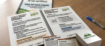 Guia do facilitador e cartas da dinâmica sobre a mesa
